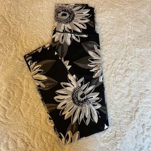 Aerie Black and White Flower Leggings